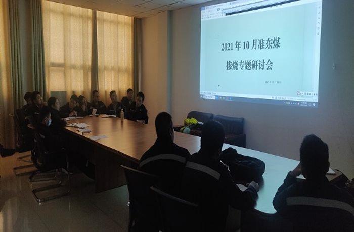 集思廣益調(diào)整摻燒比例(攝影:潘巖) 集思廣益調(diào)整摻燒比例(攝影:潘巖)