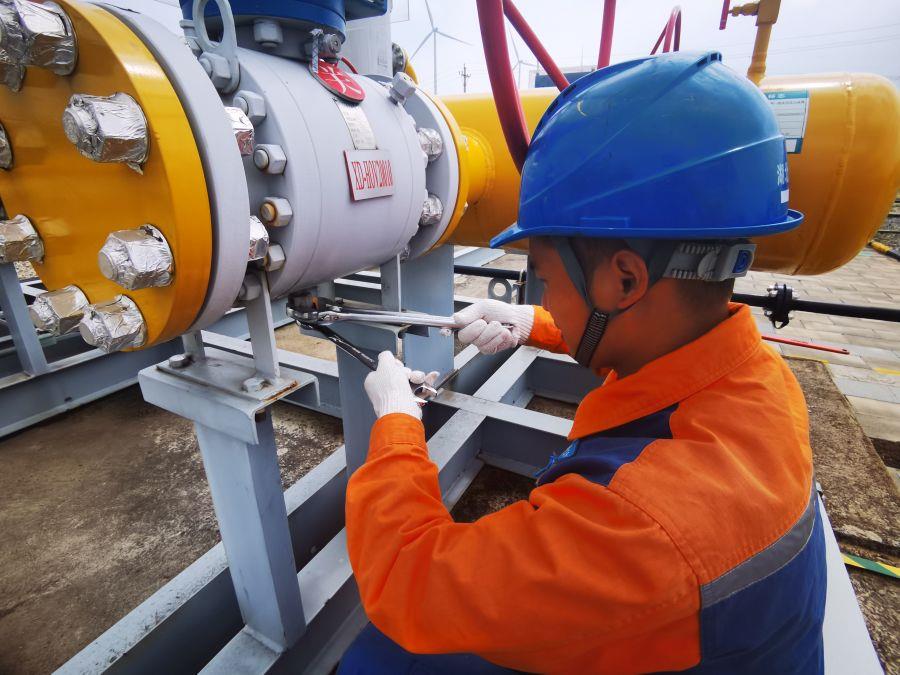 鄂西北維搶隊(duì)對(duì)閥門(mén)進(jìn)行內(nèi)漏檢查作業(yè)（拍攝：劉尚）