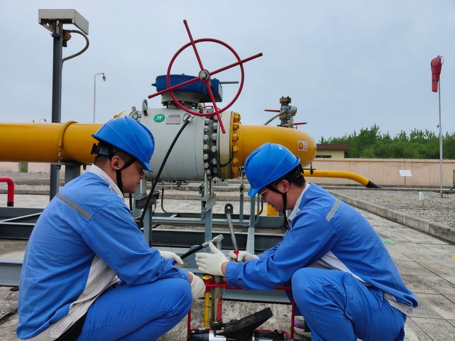 鄂西南維搶隊(duì)進(jìn)行閥門(mén)注脂清洗作業(yè)（拍攝：胡振浩）