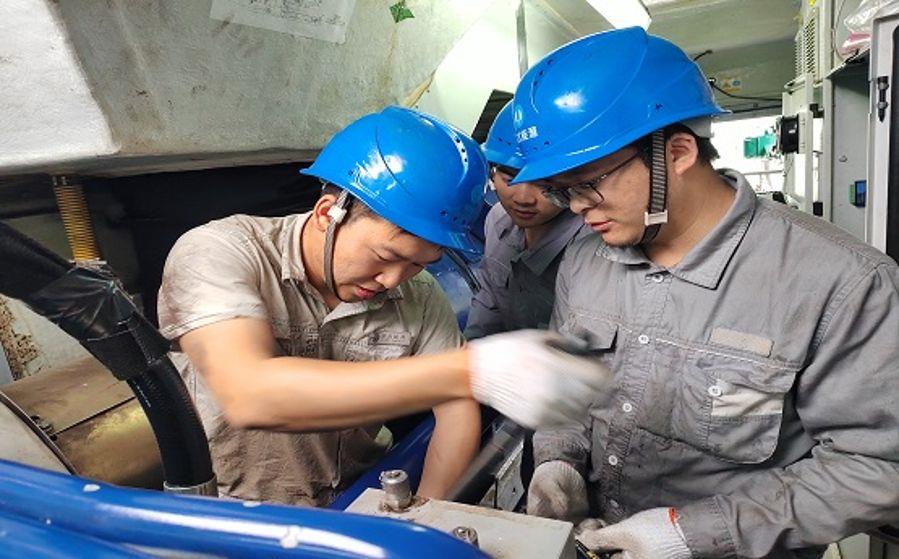 檢修人員正在處理風機變槳系統(tǒng)故障(攝影:劉運樓) 檢修人員正在處理風機變槳系統(tǒng)故障(攝影:劉運樓)