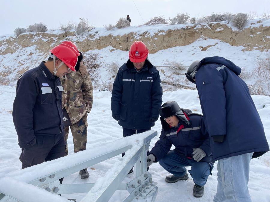 技術(shù)人員講解組塔注意事項(xiàng)(攝影:姚旻璐) 技術(shù)人員講解組塔注意事項(xiàng)(攝影:姚旻璐)