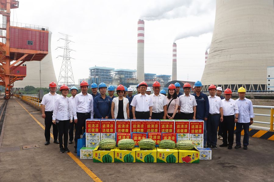 2024年7月11日,涂山峰慰問鄂州發電公司防汛保供一線員工(攝影:王鑫) 2024年7月11日,涂山峰慰問鄂州發電公司防汛保供一線員工(攝影:王鑫)